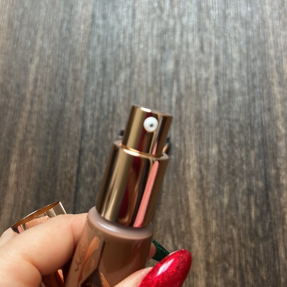 Charlotte Tilbury Beautiful Skin Foundation - Picture 5 of 6